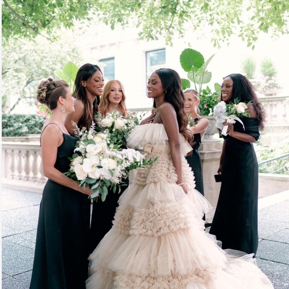 Elegant Cream Tulle Gown

Zuhair MuradRuffled Tulle Wedding Dress Size 8 - Picture 15 of 16